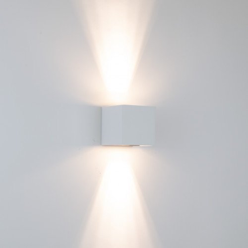 Reach up- en downlighter wandlamp voor binnen en buiten met modern design van aluminium in wit kleur