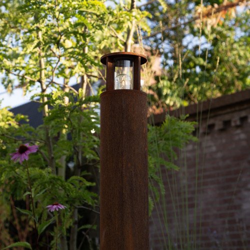 Een bruine robuuste ronde tuinlamp cortenstaal E27 fitting 